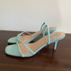 Steva Madden 8.5 sandals w kitten heel